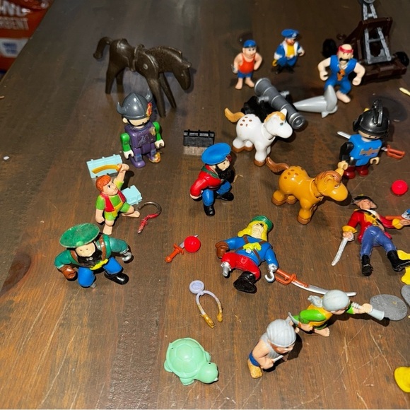 Lot of Vintage 1960s Plastic Cowboy and Native American Play  Mixed Lot Of Vtg Native American Toy Figures & Pirate Toy Figures + Accessories